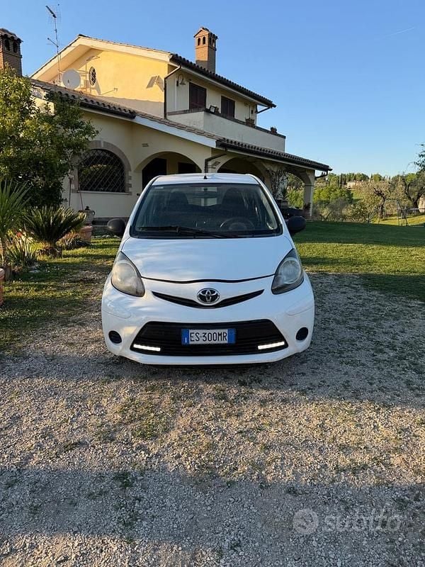 Usata Toyota Aygo Connect Style 67 CV (49 kW) 2014 Bianco Utilitaria