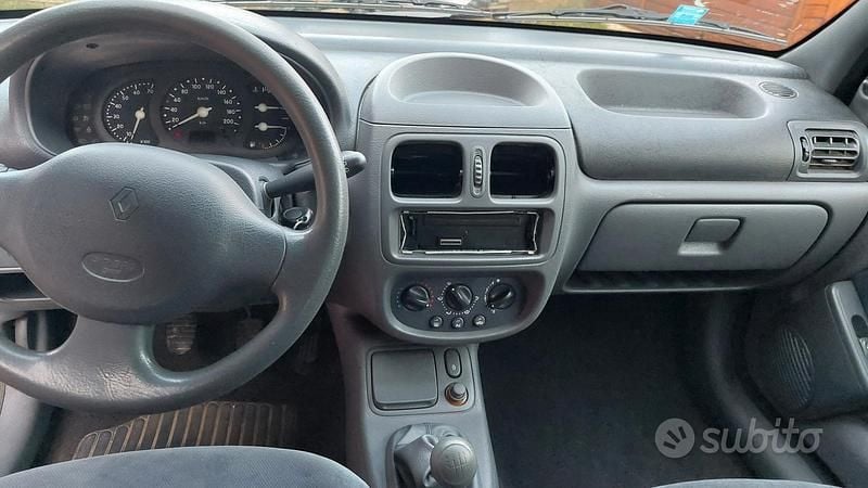 Usata Renault Clio II 58 CV (42 kW) 1998 Bianco Berlina