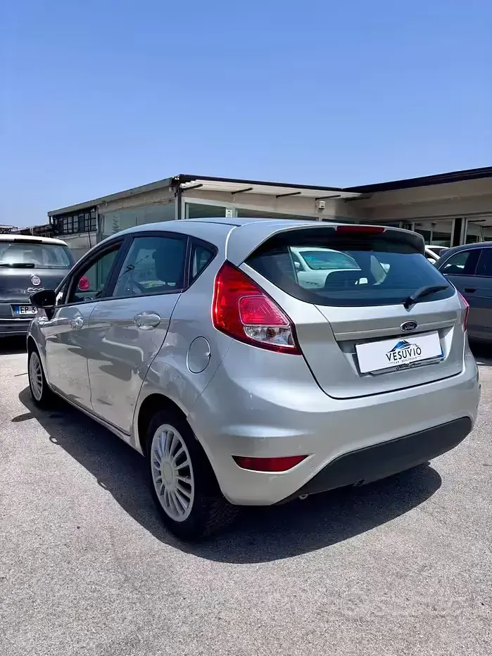 Usata Ford Fiesta 95 CV (69 kW) 2016 Grigio Utilitaria