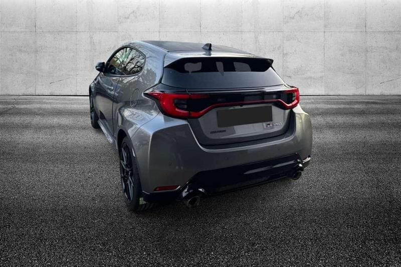 Usata Toyota Yaris 280 CV (205 kW) 2024 Grigio Utilitaria