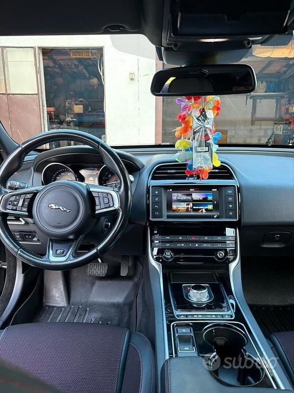 Usata Jaguar XE 180 CV (132 kW) 2016 Nero Berlina
