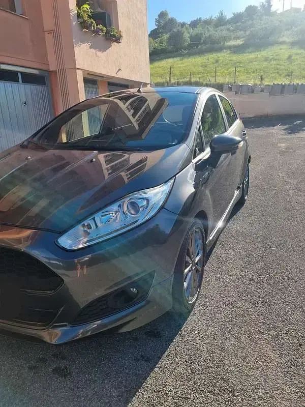 Usata Ford Fiesta ST-Line 95 CV (69 kW) 2017 Grigio Utilitaria