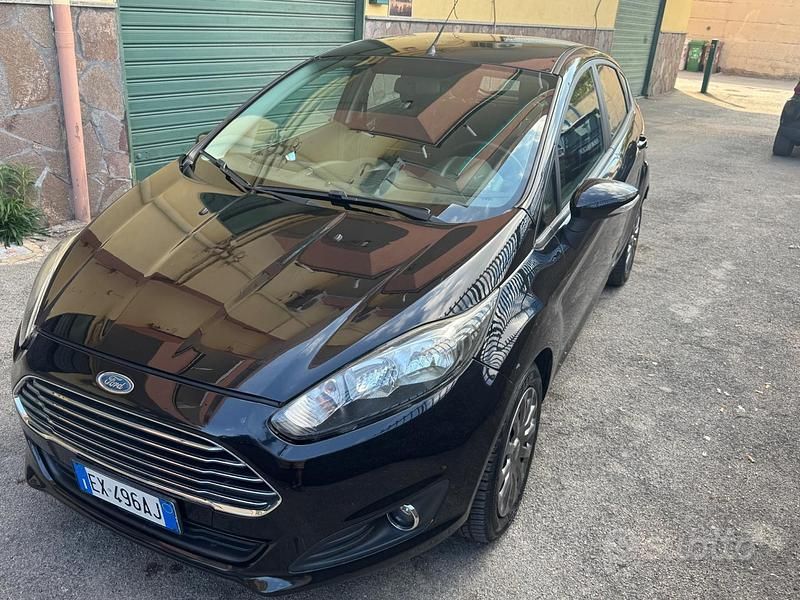 Nero Usata 2015 Ford Fiesta Titanium Due volumi | 6000 € (Buon prezzo) - Immagine 1/4