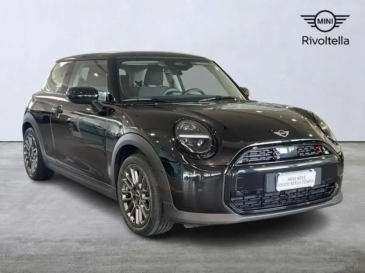 Usata Mini Cooper Essential 204 CV (150 kW) 2024 Midnight black ii Utilitaria