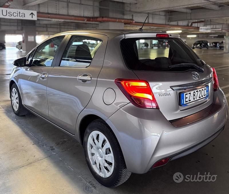 Usata Toyota Yaris Active 69 CV (50 kW) 2015 Grigio Utilitaria