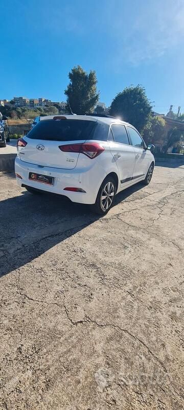 Usata Hyundai i20 75 CV (55 kW) 2016 Bianco Berlina