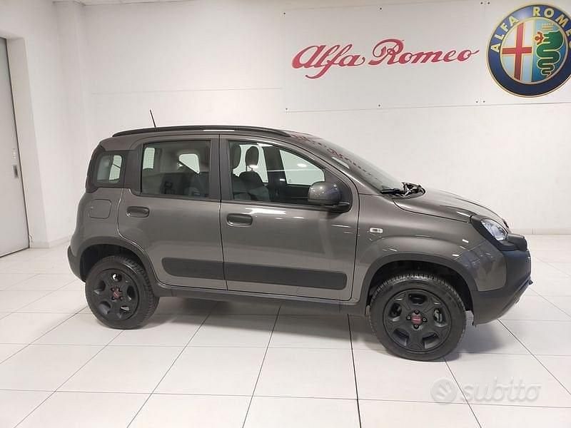 Usata Fiat Panda Cross Cross 84 CV (61 kW) 2023 Grigio scuro Utilitaria