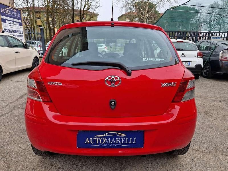 Usata Toyota Yaris Sol 101 CV (74 kW) 2011 Rosso Utilitaria