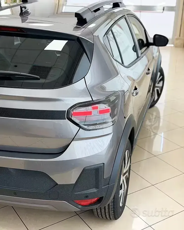 Nuova Dacia Sandero Stepway 101 CV (74 kW) 2026 Grigio Berlina