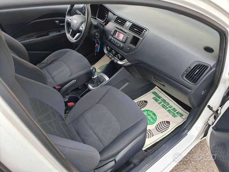 Usata Kia Rio 75 CV (55 kW) 2012 Bianco Berlina