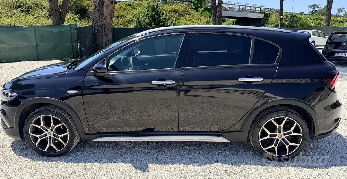 Usata Fiat Tipo Cross 100 CV (73 kW) 2022 Nero Berlina