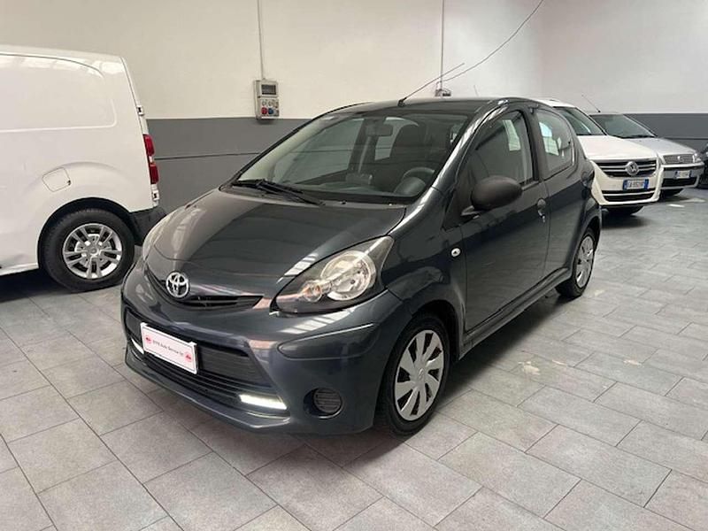 Usata Toyota Aygo Connect Style 68 CV (50 kW) 2014 Grigio Utilitaria