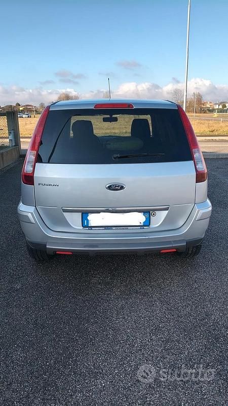 Usata Ford Fusion 80 CV (58 kW) 2010 Grigio Berlina