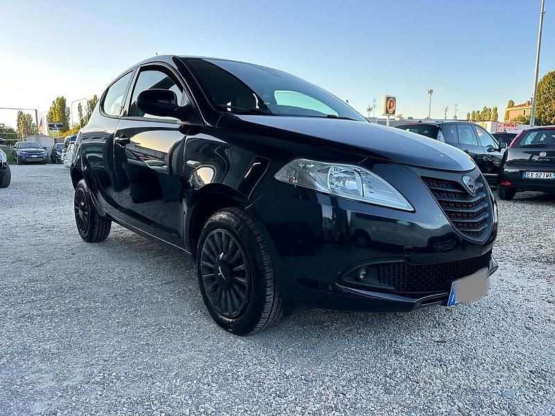Usata Lancia Ypsilon 85 CV (62 kW) 2015 Nero Utilitaria