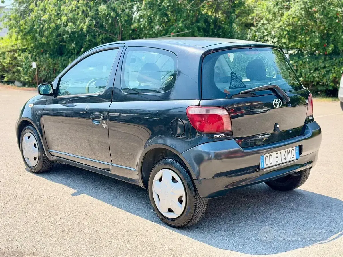 Usata Toyota Yaris 68 CV (50 kW) 2002 Blu Berlina