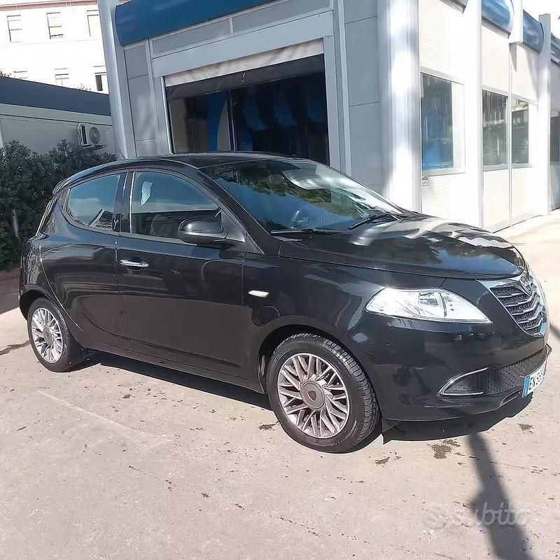 Usata Lancia Ypsilon 95 CV (69 kW) 2013 Nero Utilitaria