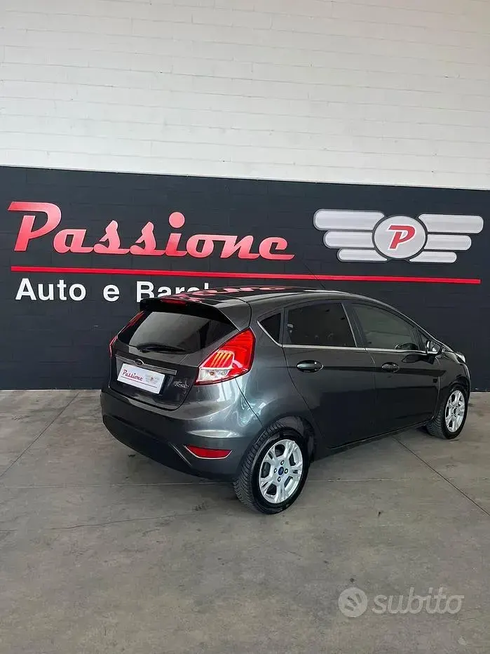 Usata Ford Fiesta 95 CV (69 kW) 2016 Grigio Utilitaria