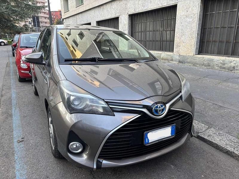 Usata Toyota Yaris Hybrid Active 73 CV (53 kW) 2017 Grigio Berlina