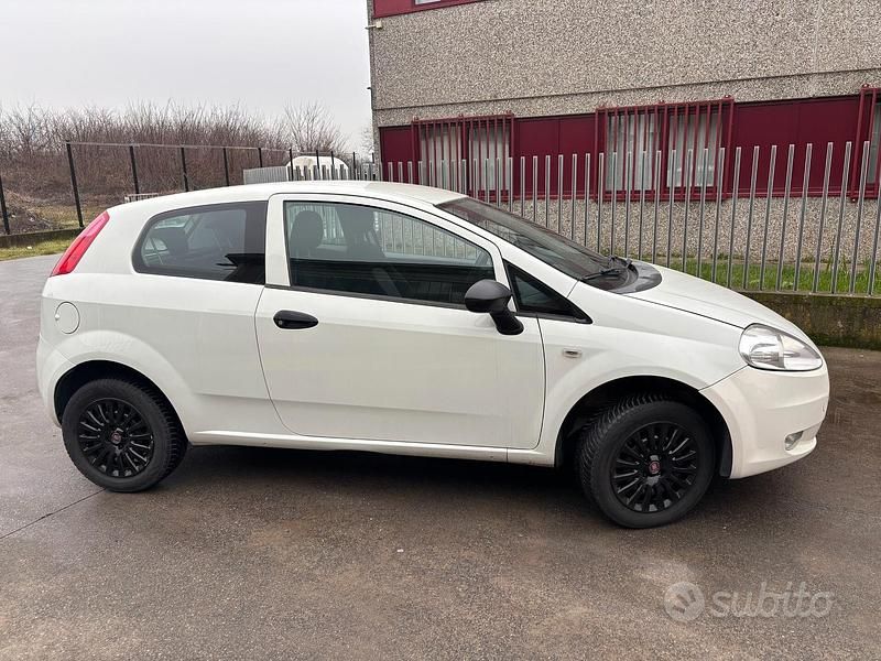 Usata Fiat Grande Punto 77 CV (56 kW) 2010 Bianco Utilitaria