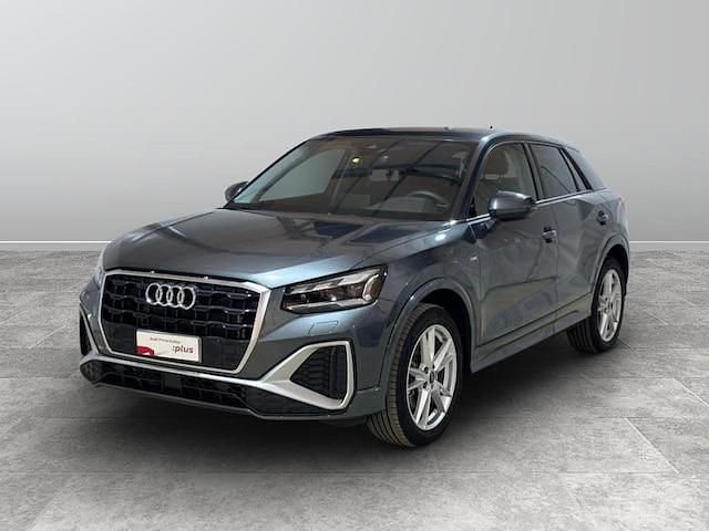 Grigio daytona perlato Usata 2024 Audi Q2 S-Line SUV | 28.900 € (Ottimo prezzo) - Immagine 1/4
