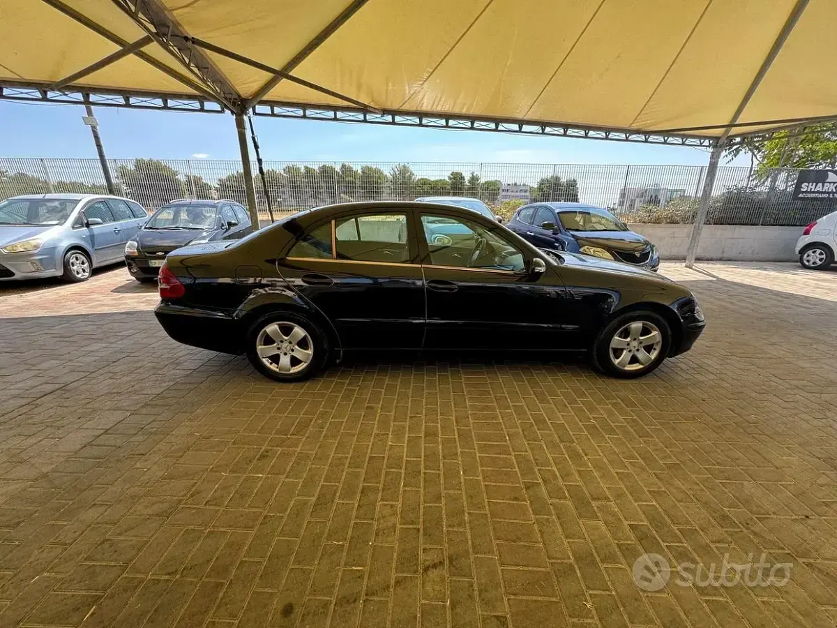 Usata Mercedes E220 Classic 150 CV (110 kW) 2004 Nero Berlina