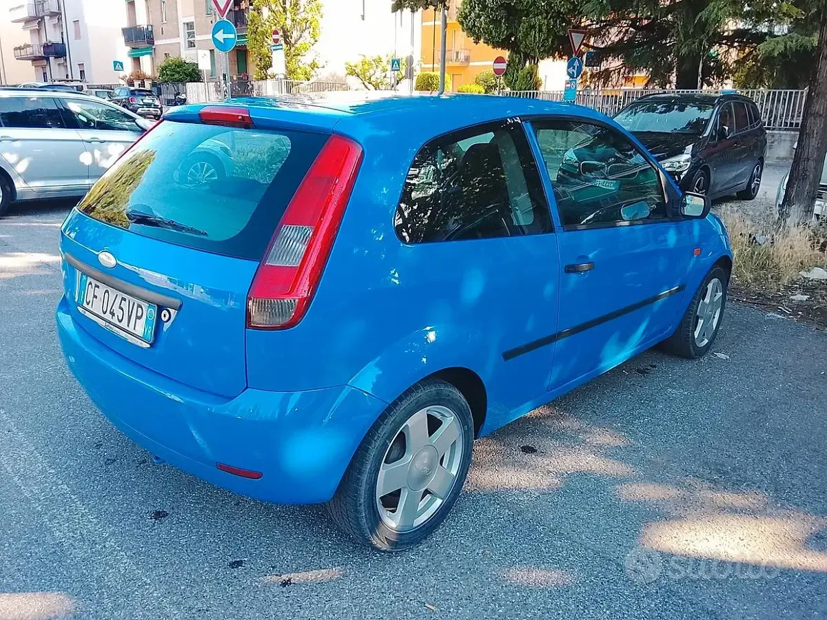 Usata Ford Fiesta 75 CV (55 kW) 2003 Blu Utilitaria