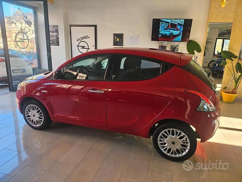 Usata Lancia Ypsilon Silver 69 CV (50 kW) 2017 Rosso Utilitaria