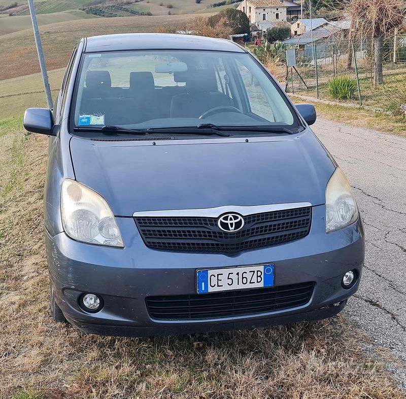 Usata Toyota Corolla Verso 2003 Blu Monovolume