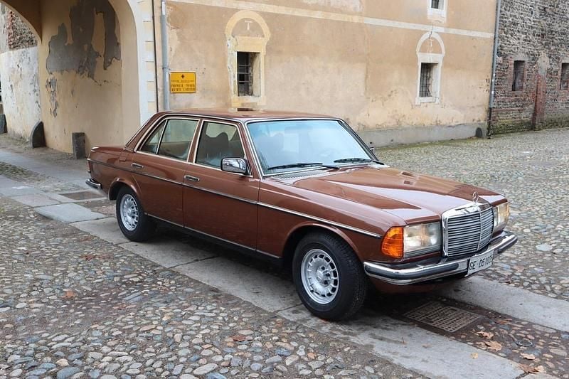 Usata Mercedes E280 108 CV (79 kW) 1976 Marrone Berlina