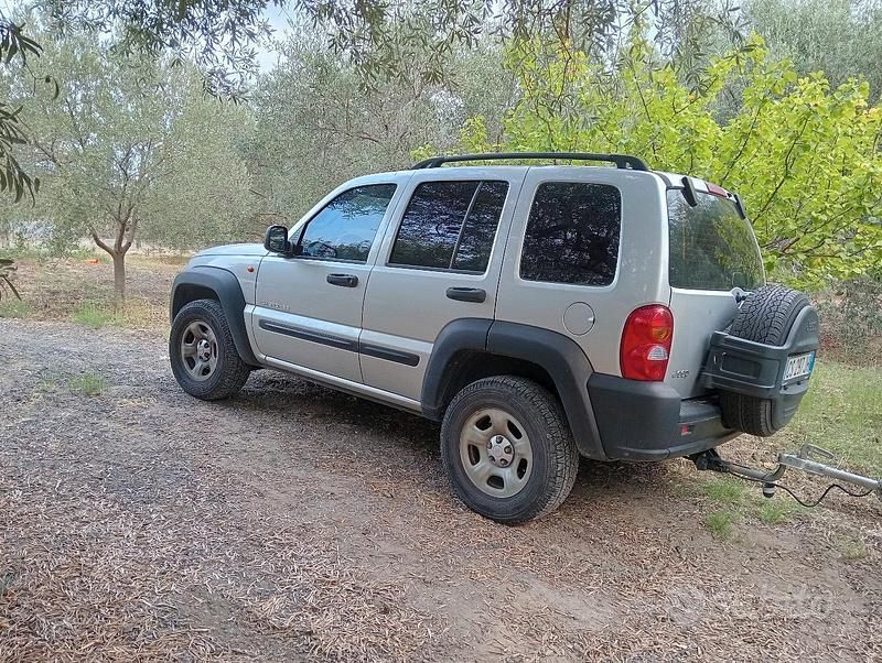 Usata Jeep Cherokee 150 CV (110 kW) 2004 Grigio SUV