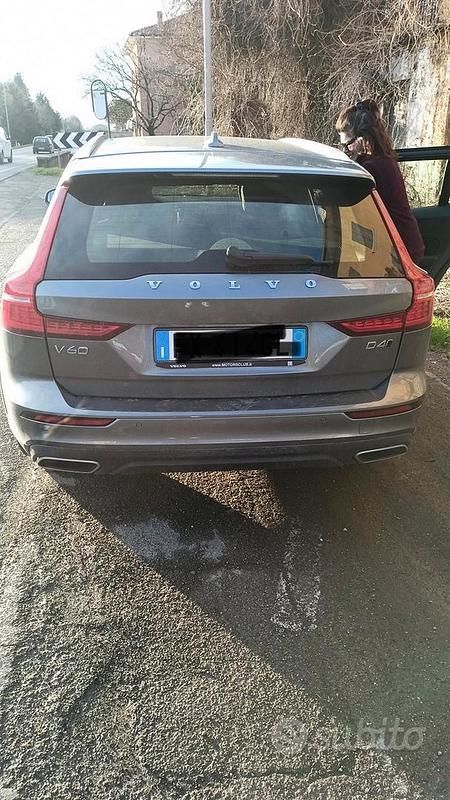 Usata Volvo V60 CC 190 CV (139 kW) 2019 Blu Station wagon