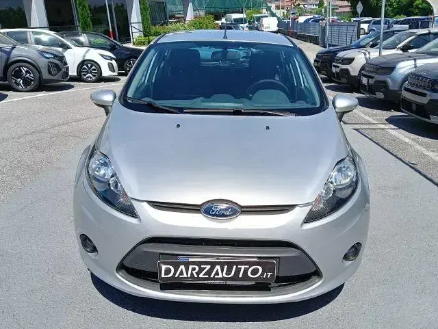 Usata Ford Fiesta 60 CV (44 kW) 2011 Argento Berlina