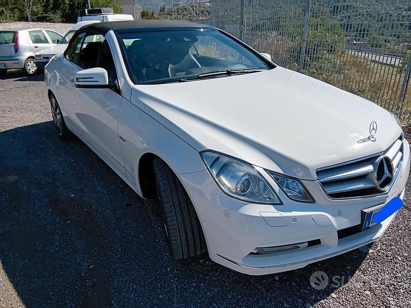 Usata Mercedes E220 170 CV (125 kW) 2011 Bianco Cabrio