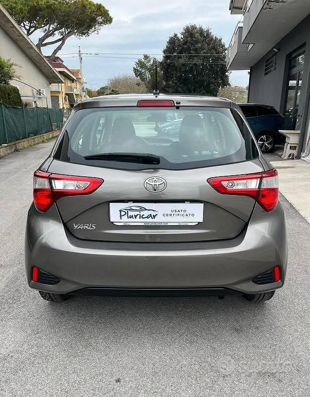 Usata Toyota Yaris Active 69 CV (50 kW) 2018 Marrone Berlina
