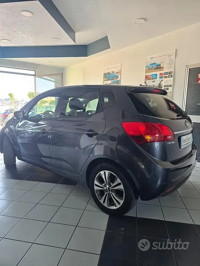 Usata Kia Venga 90 CV (66 kW) 2016 Grigio Utilitaria