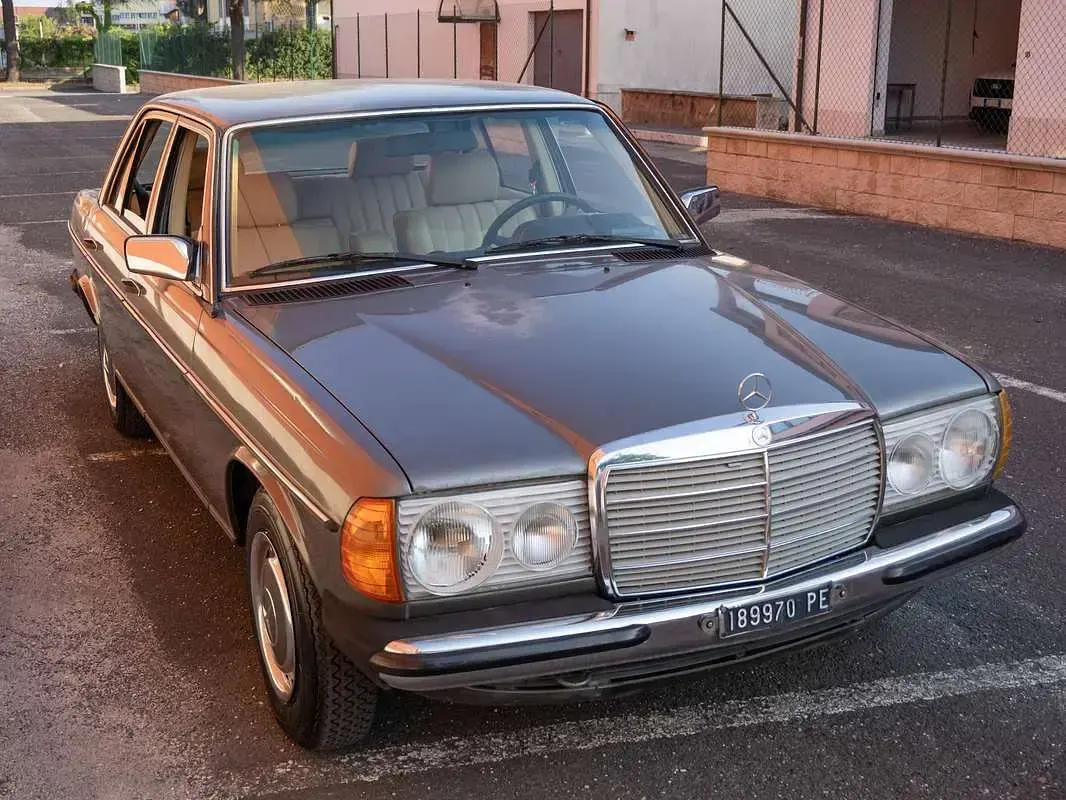 Usata Mercedes E230 136 CV (100 kW) 1982 Marrone Berlina
