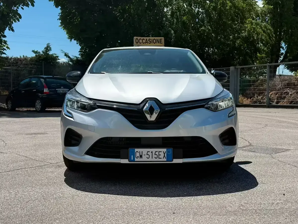 Käytetty Renault Clio V 101 HP (74 kW) 2022 Harmaa Viistoperä
