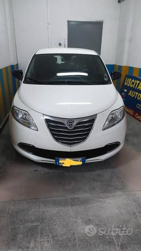 Usata Lancia Ypsilon 69 CV (50 kW) 2015 Bianco Utilitaria