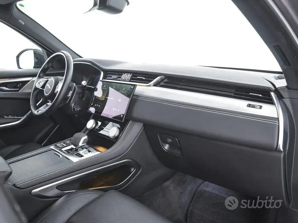 Usata Jaguar F-Pace R-Dynamic 204 CV (150 kW) 2022 Grigio SUV