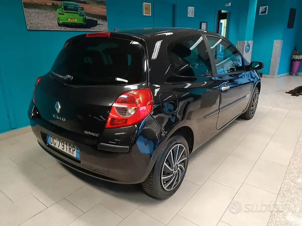 Usata Renault Clio II 75 CV (55 kW) 2007 Nero Berlina