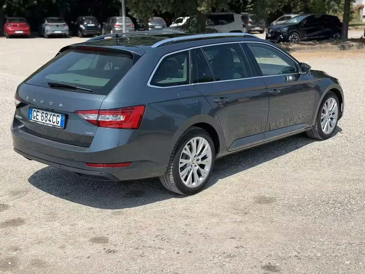 Usata Skoda Superb Style 200 CV (147 kW) 2021 Grigio Station wagon