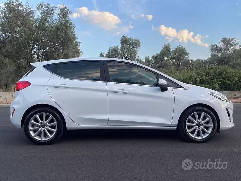 Usata Ford Fiesta Titanium 85 CV (62 kW) 2020 Bianco Utilitaria