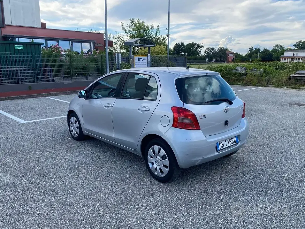 Usata Toyota Yaris 87 CV (63 kW) 2007 Grigio Utilitaria