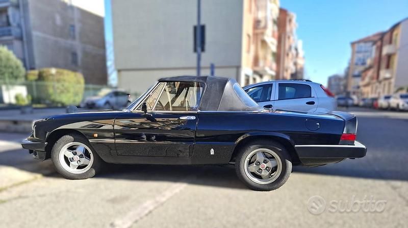 Begagnad Alfa Romeo Spider 128 HK (94 kW) 1984 Svart Cab