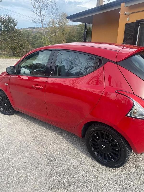 Usata Lancia Ypsilon 69 CV (50 kW) 2015 Rosso Utilitaria