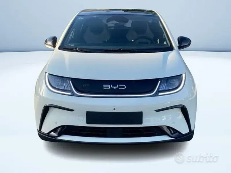 Nuova BYD Dolphin Design 2026 Bianco Utilitaria