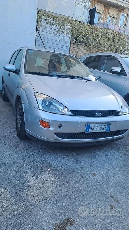 Usata Ford Focus Ghia 90 CV (66 kW) 2000 Grigio Berlina