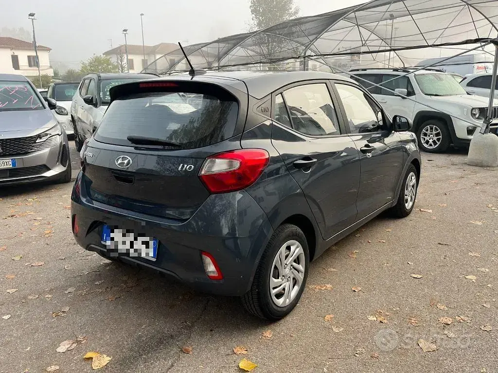 Usata Hyundai i10 Advanced 67 CV (49 kW) 2022 Grigio scuro metallizzato Utilitaria