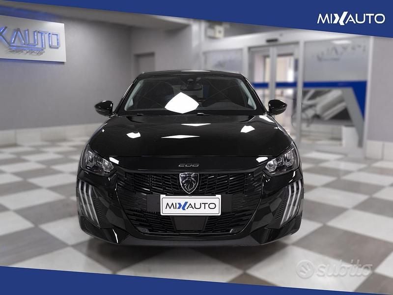 Usata Peugeot 208 Allure 101 CV (74 kW) 2025 Nero Utilitaria