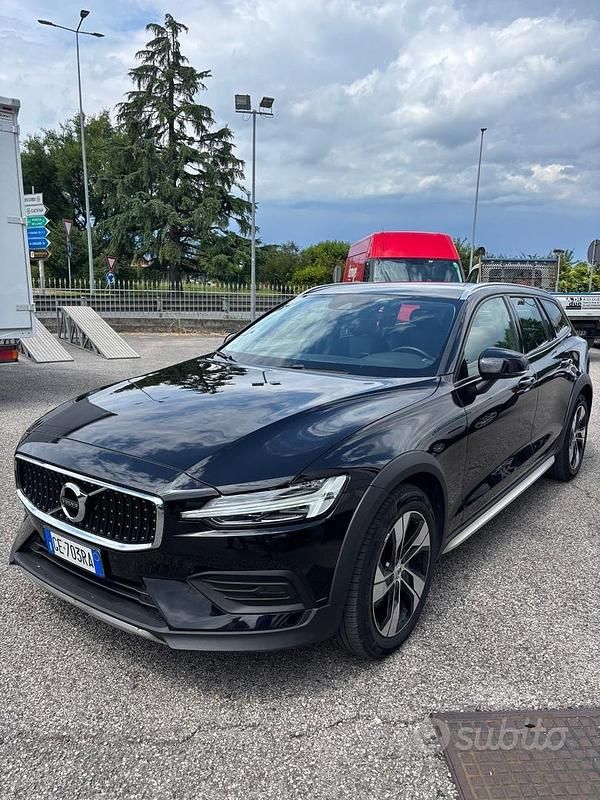 Nero Usata 2021 Volvo V60 CC Business Edition Station wagon | 22.000 € (Buon prezzo) - Immagine 1/4